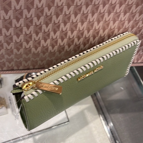 Michael Kors Jet Set Travel Large Pebble Leather Quarter-Zip Wallet
NWT - Picture 11 of 16